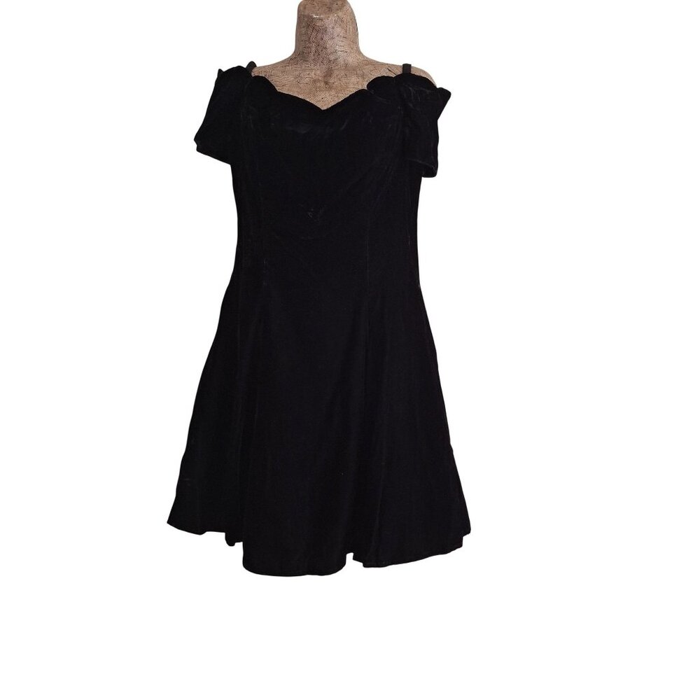 VTG Black Velvet Off-Shoulder Dress with Sweetheart Neckline & Flared Skirt